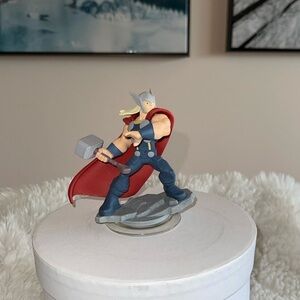 Disney action figure Thor unboxed only used as display 
New no damage no tags